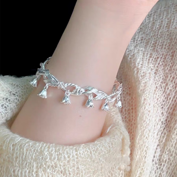 Lily Flower Bracelet in White Gold