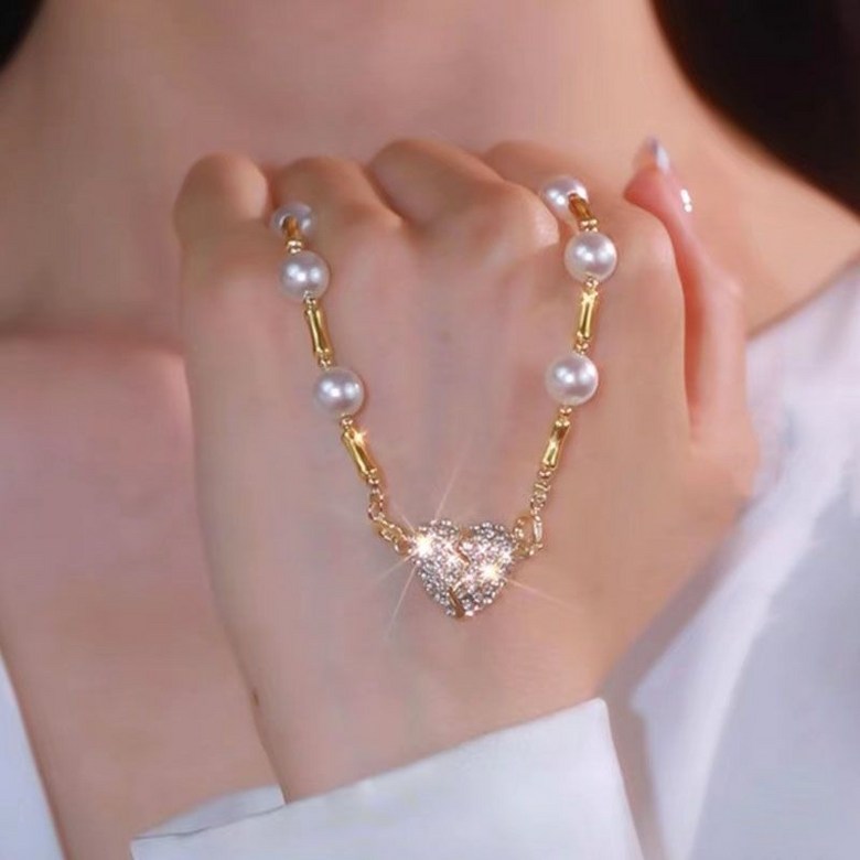 Heart Pearl-Style Magnetic Necklace — product view 2
